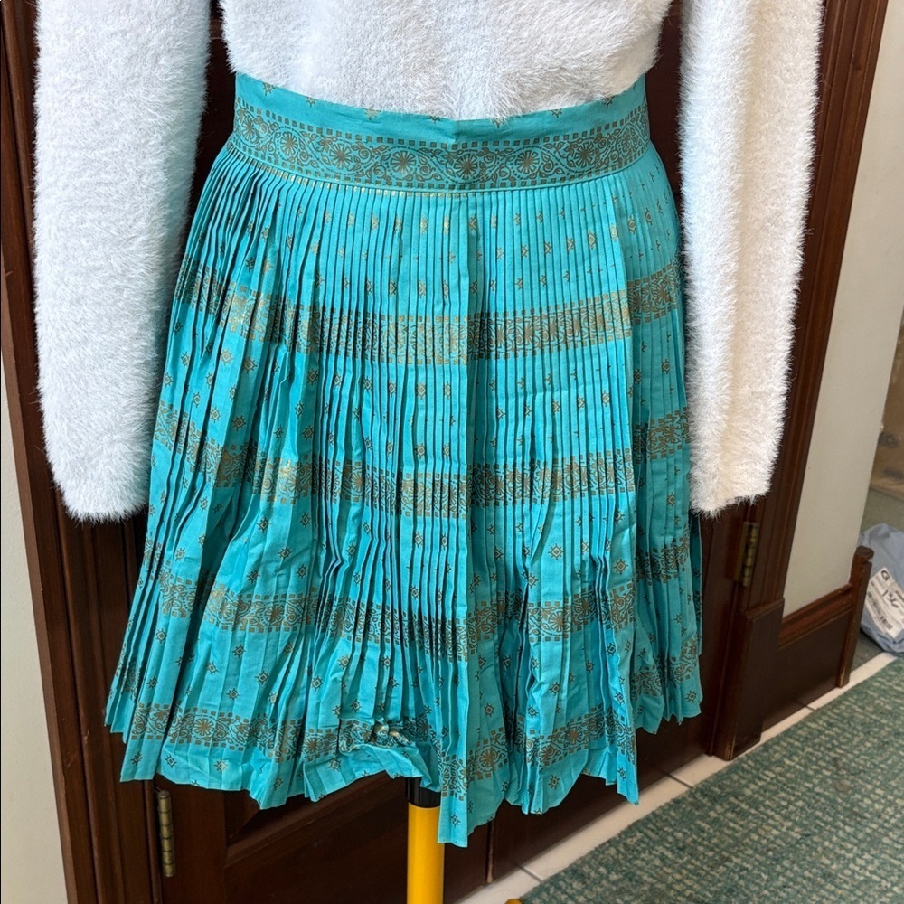 Aqua Apron Micro pleated
Gold patterned print 18.5”L
NWOT needs iron